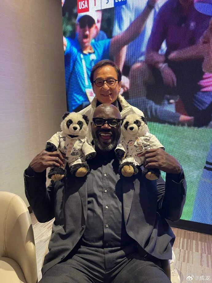 NBA中国赛打响，成龙晒与姚明、奥尼尔、贝克汉姆合照