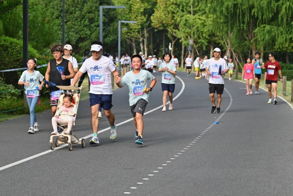 现场｜一场少儿跑吸引全国家庭，青少年有了自己的“小上马”