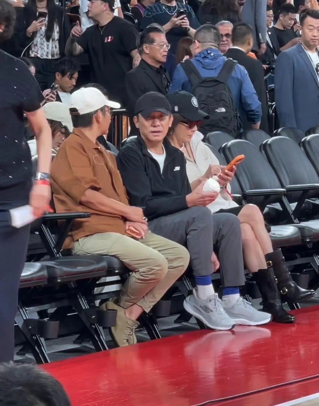 NBA中国赛打响，成龙晒与姚明、奥尼尔、贝克汉姆合照