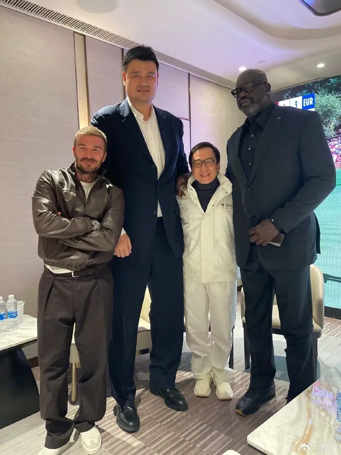 NBA中国赛打响，成龙晒与姚明、奥尼尔、贝克汉姆合照