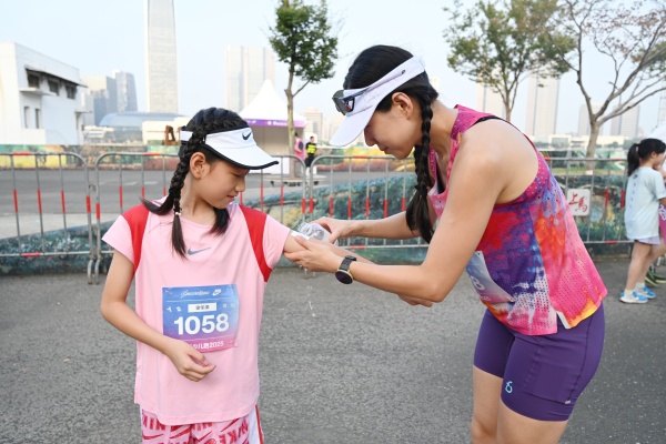 现场｜一场少儿跑吸引全国家庭，青少年有了自己的“小上马”