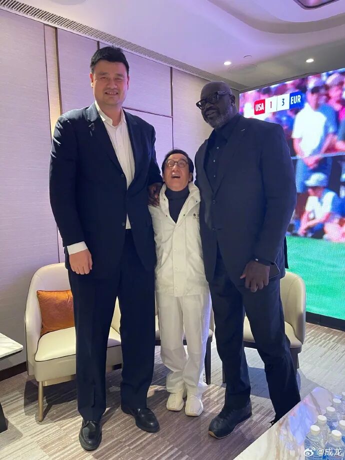NBA中国赛打响，成龙晒与姚明、奥尼尔、贝克汉姆合照