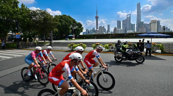 2025环上海·新城自行车赛启动，车手巡游勾勒城市图景