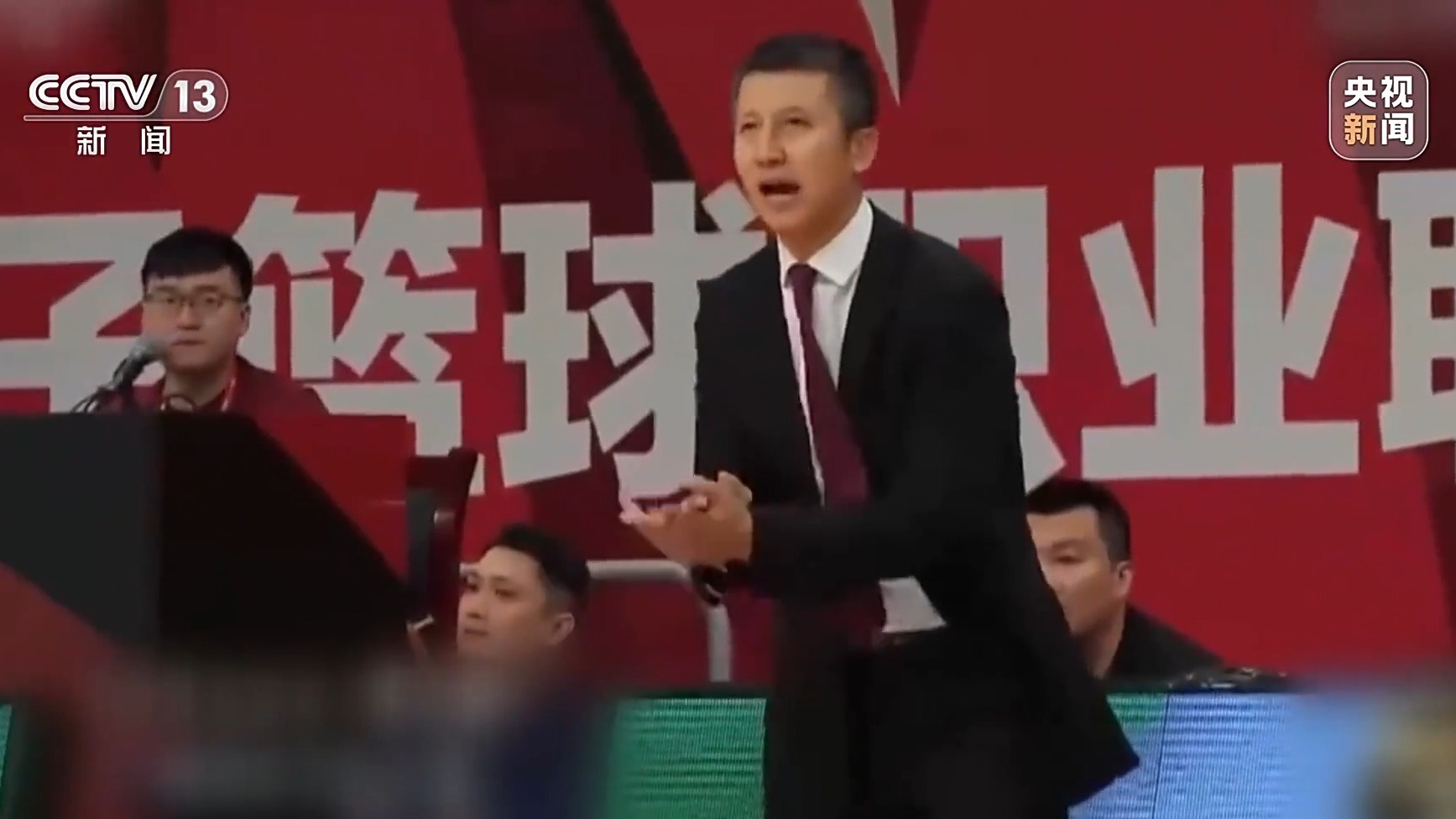 新(xīn)闻周刊丨“失去的东西要拿回来”，白岩松专访中国男篮主教练郭士强
