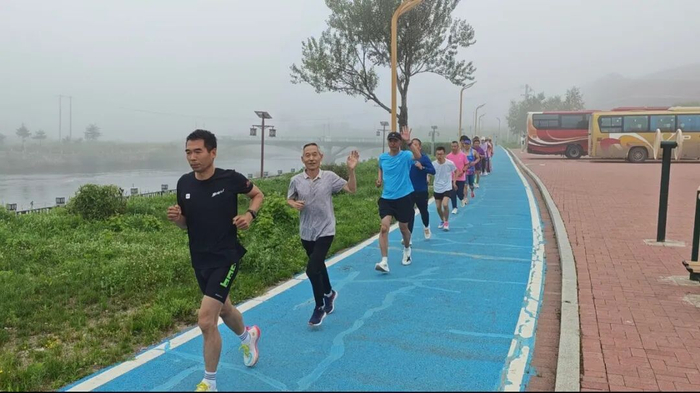 全民健身动起来！汤旺石林马拉松跑团晨跑点燃清晨活力
