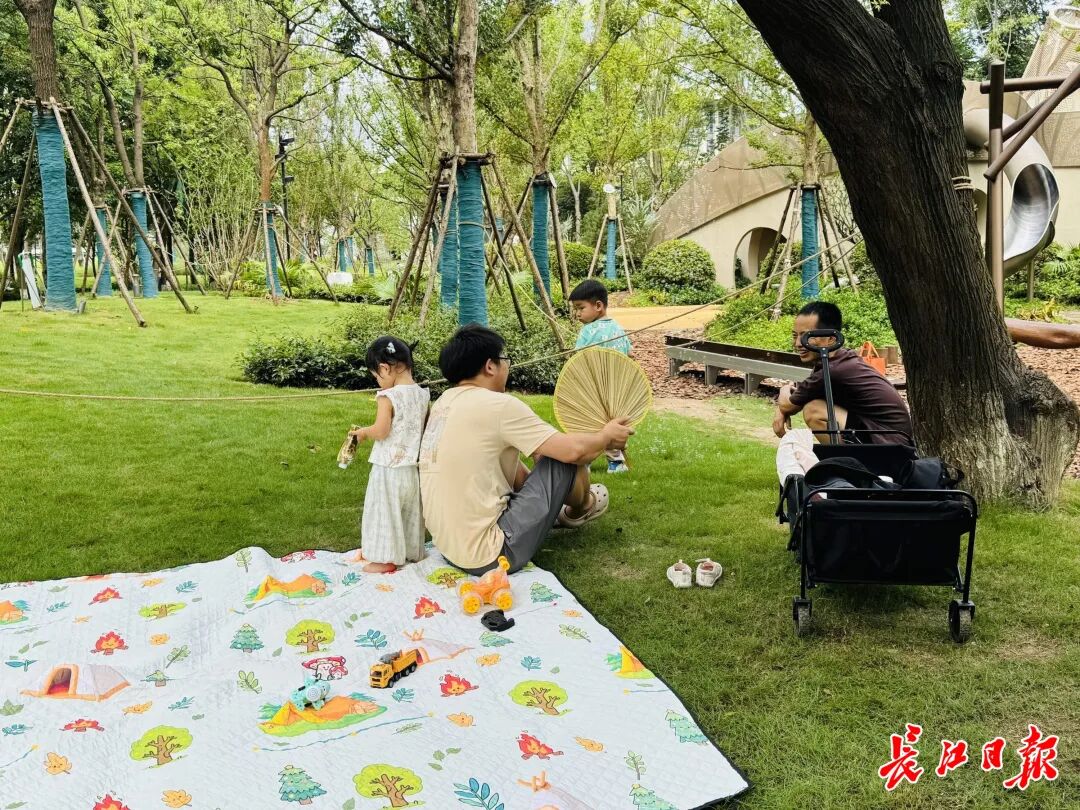 市民带孩子来荷光润璟公园游玩。