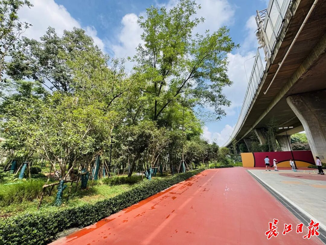 荷光润璟公园紧邻三环线，桥下空间新建运动场。
