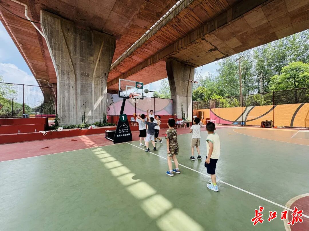 孩子们在桥下空间运动场打球。长江日报记者陶常宁 摄