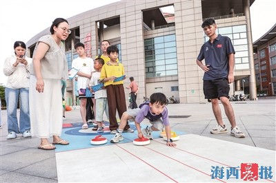 全民健身运动会 趣味赛“邻”距离