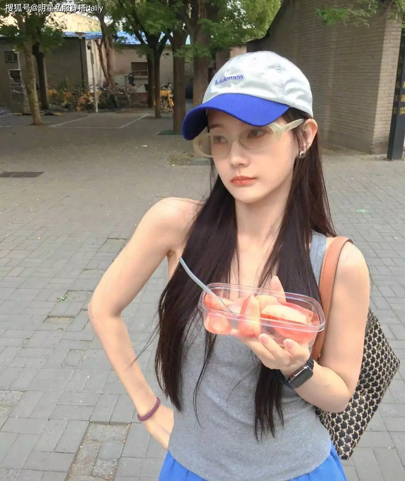手臂线条成焦点！李一桐工字背心穿搭为何被健身博主集体安利