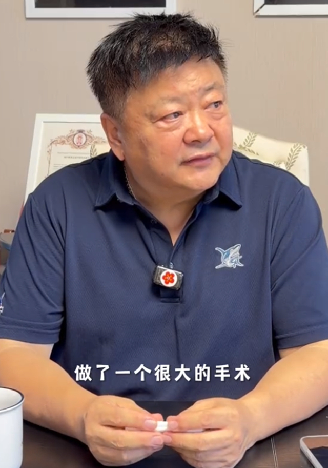 61岁洪剑涛晒病房照，吸着氧面色蜡黄，称做了一场很凶险的大手术
