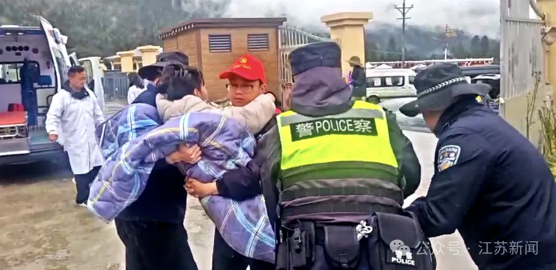 19岁男子临时组团徒步高原，3人均无丰富经验，夜间突发严重高反，血氧饱和度低至49%！附近老乡骑摩托求助民警，目前均已平安返程