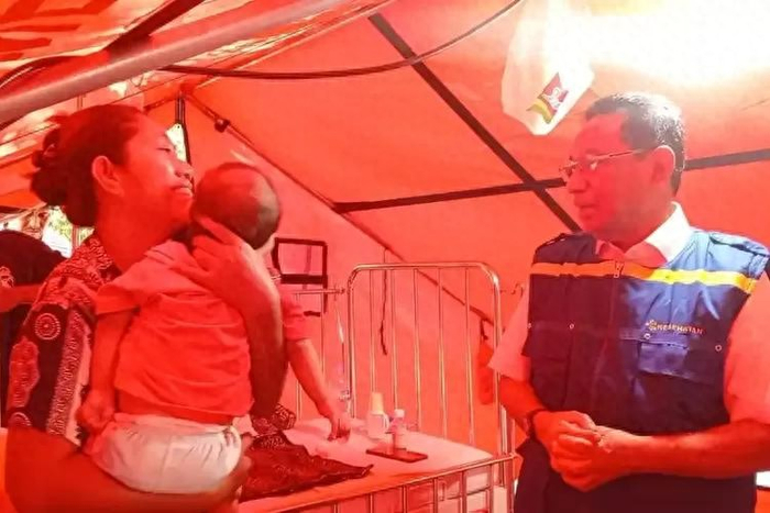 印尼7.7级地震一刻：妻子反射性地拔掉了丈夫氧气管和输液针头