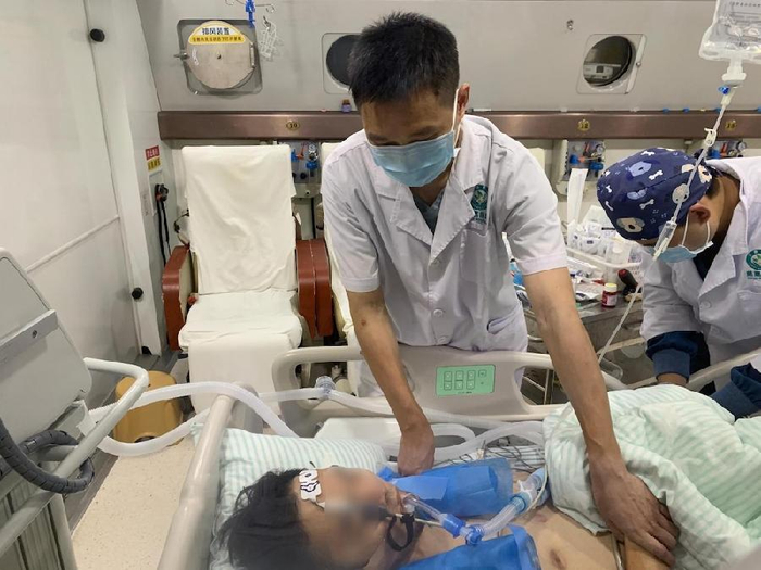 践行使命，他们成功抢救一氧化碳中毒合并热射病重症患者