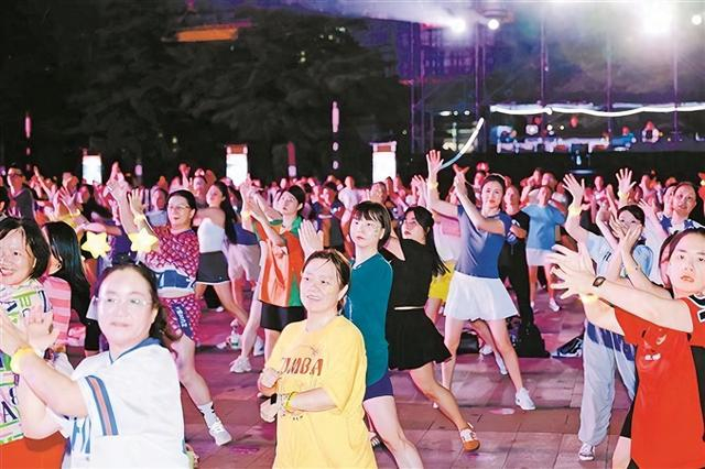 厦门持续优化公共服务，适应职工夜间健身新需求