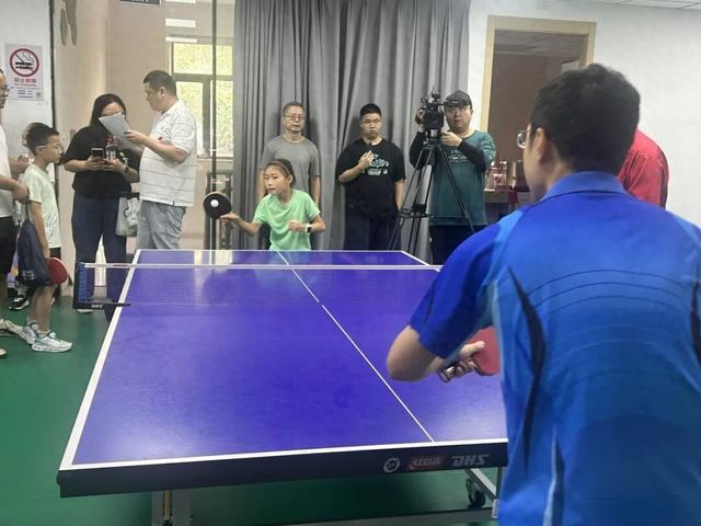 “祖孙三代”齐上阵！社区趣味乒乓赛燃动全民健身潮