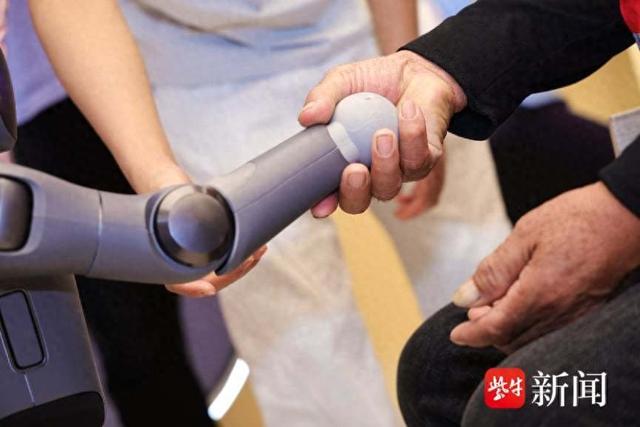 握手即可测心率、血氧！这个机器人有点牛